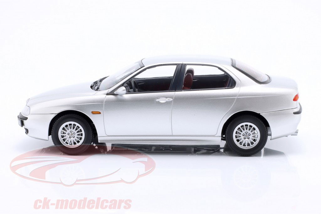 Alfa Romeo 156 Byggeår 1998 sølv metallisk 1:18 Triple9