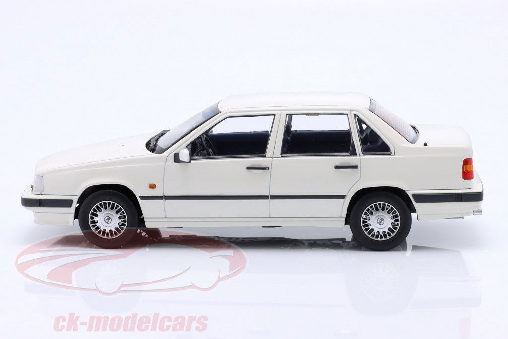 Volvo 850 建設年 1993 白 1:18 Triple9