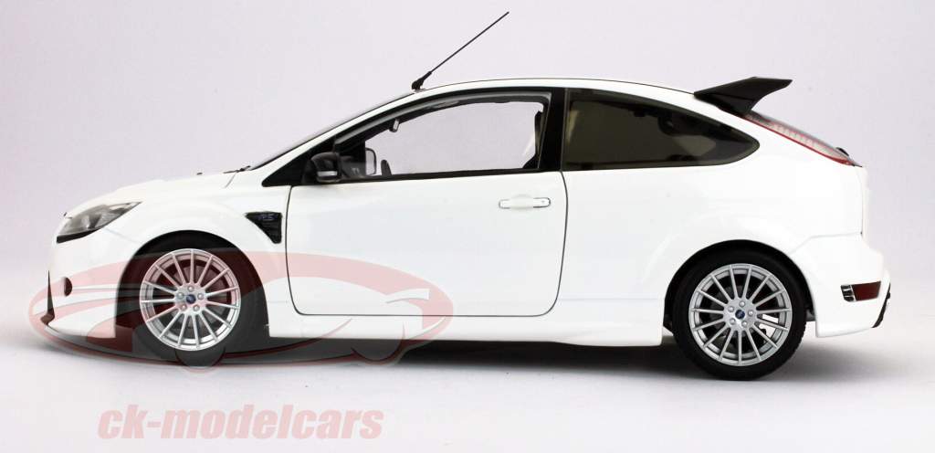 Ford Focus RS модели 2010 белый / белый 1:18 Minichamps