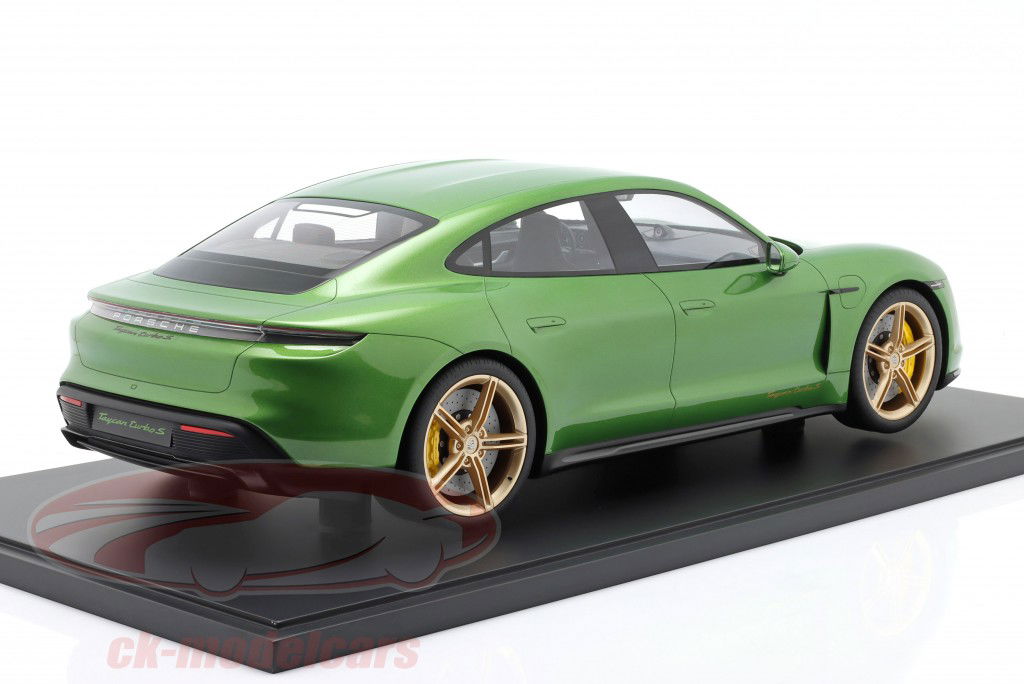 Porsche Taycan Turbo S Baujahr 2020 mambagrün metallic 1:8 Minichamps