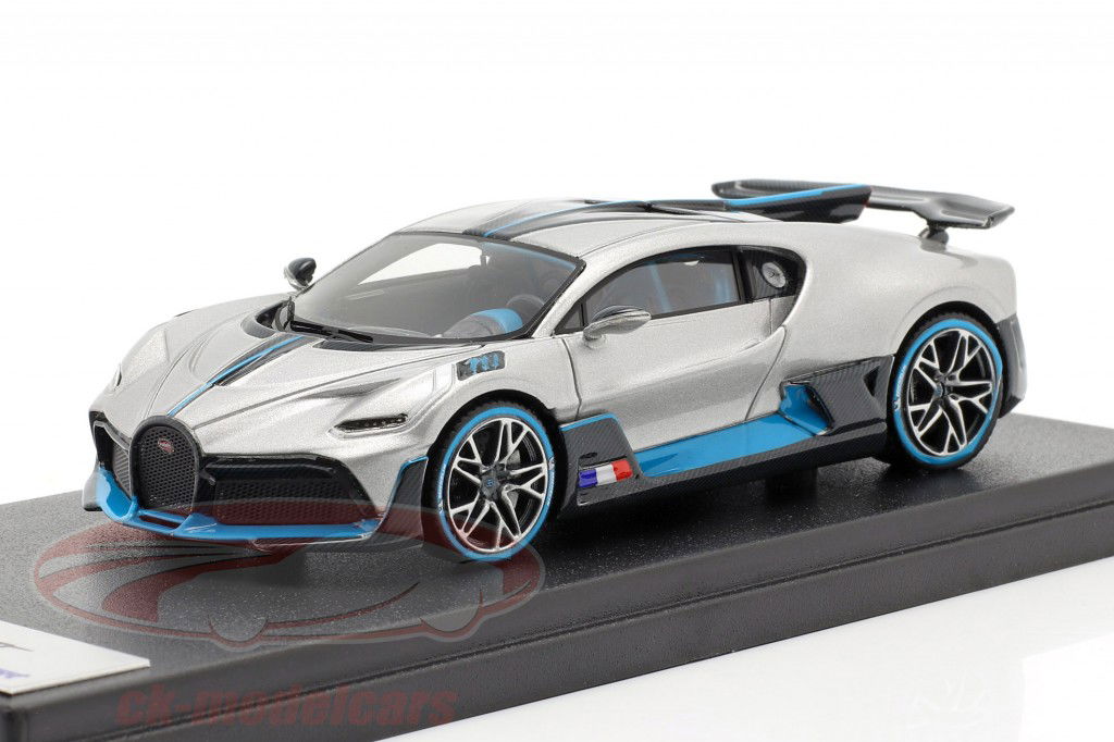 Bugatti Divo 建設年 2018 銀 / 炭素 / 青 1:43 LookSmart