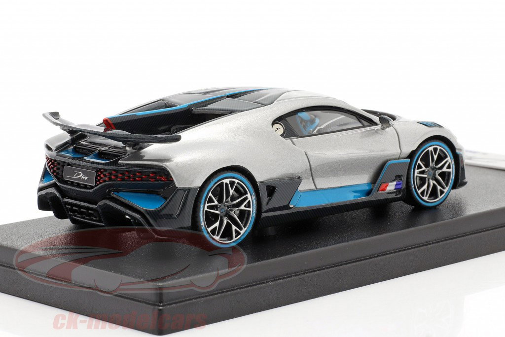 Bugatti Divo Baujahr 2018 silber / carbon / blau 1:43 LookSmart
