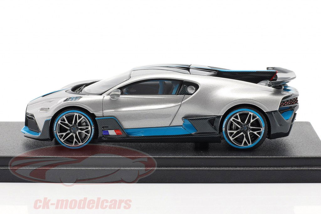 Bugatti Divo Ano de construção 2018 prata / carbono / azul 1:43 LookSmart