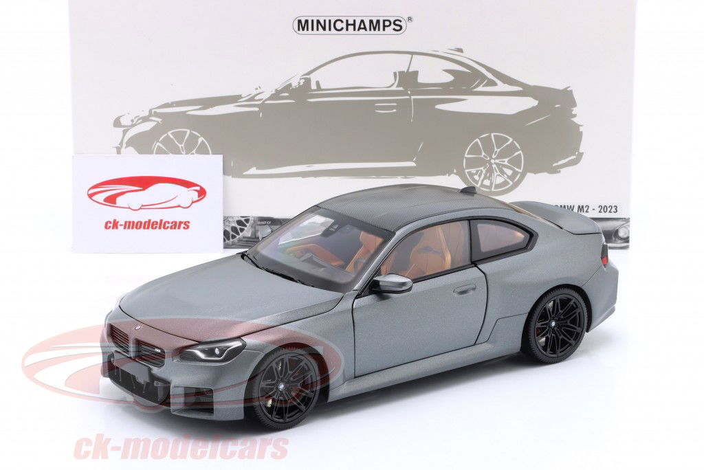 BMW M2 (G87) Bouwjaar 2023 saai grijs 1:18 Minichamps