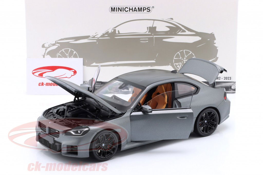 BMW M2 (G87) Bouwjaar 2023 saai grijs 1:18 Minichamps