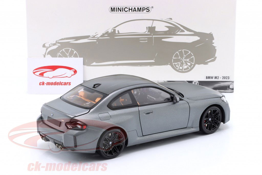 BMW M2 (G87) Bouwjaar 2023 saai grijs 1:18 Minichamps