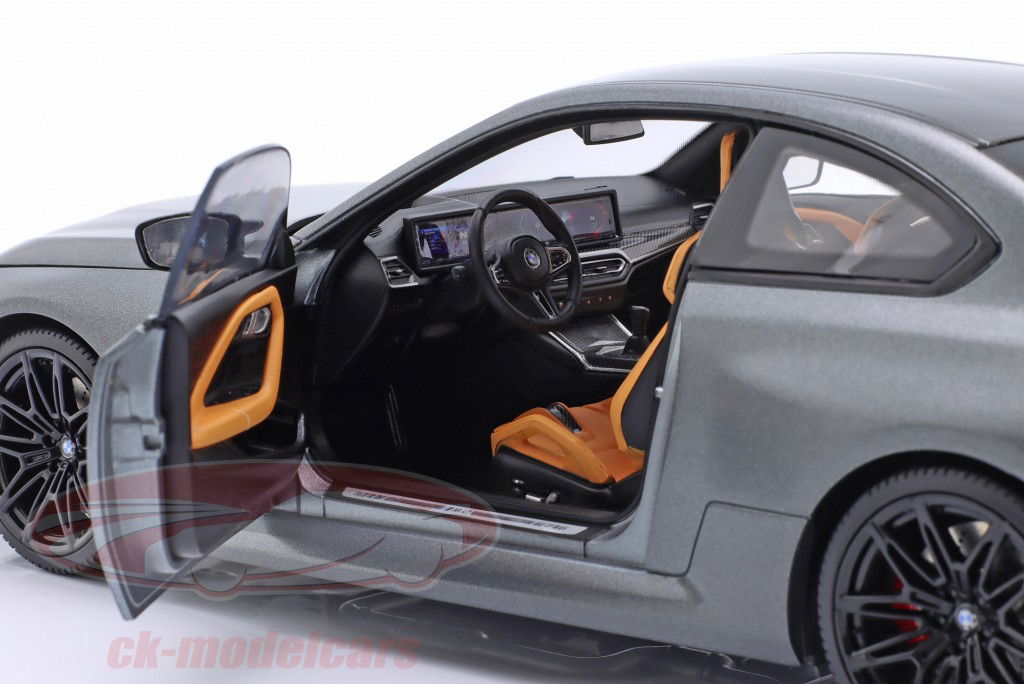 BMW M2 (G87) Bouwjaar 2023 saai grijs 1:18 Minichamps