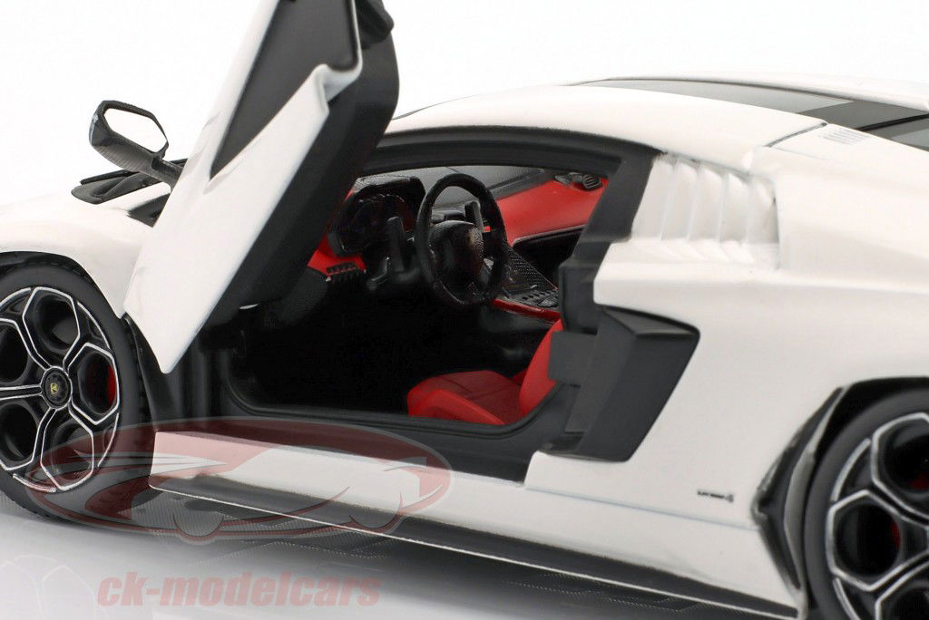 Lamborghini Countach LPI 800-4 Byggeår 2022 hvid 1:24 Bburago
