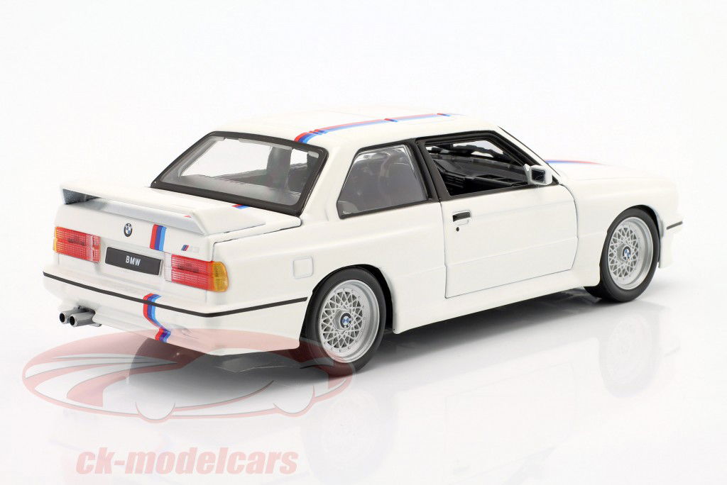 BMW M3 (E30) Baujahr 1988 weiß 1:24 Bburago