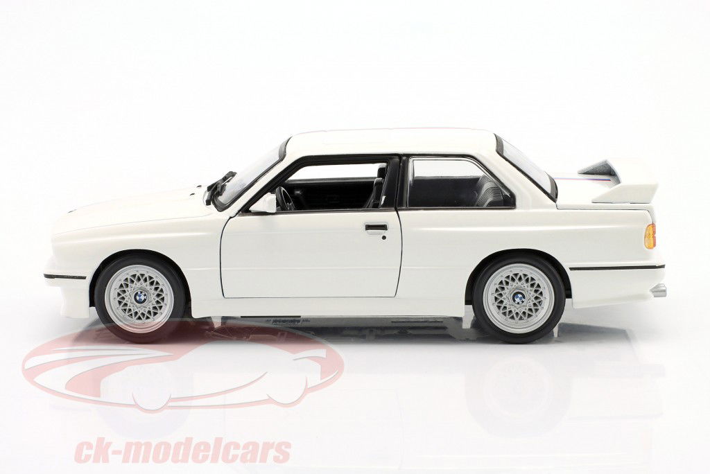 BMW M3 (E30) Année de construction 1988 blanc 1:24 Bburago