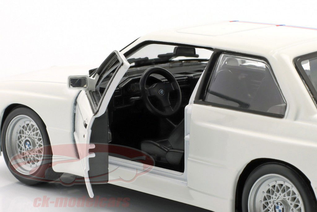 BMW M3 (E30) Année de construction 1988 blanc 1:24 Bburago