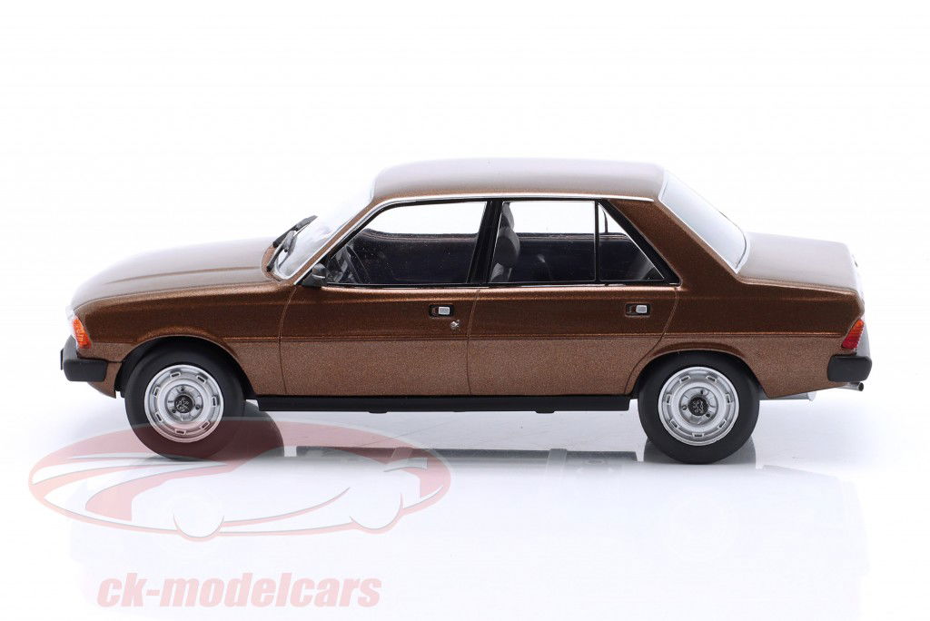 Peugeot 305 Bouwjaar 1977 donkerbruin metalen 1:24 WhiteBox