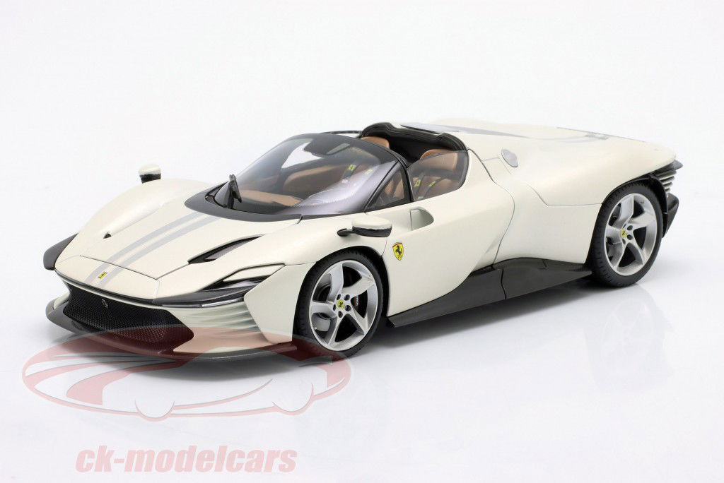 Ferrari Daytona SP3 Closed Top 2022 白色的 1:18 Bburago Signature