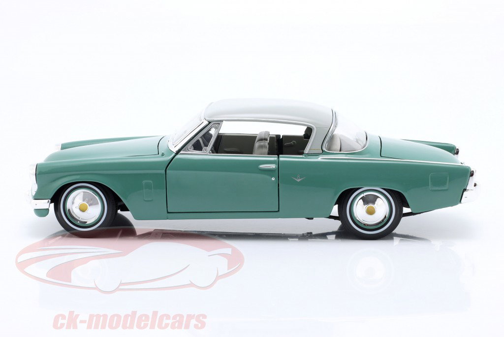 Studebaker Starliner Année de construction 1953 vert menthe / gris clair 1:18 Maisto