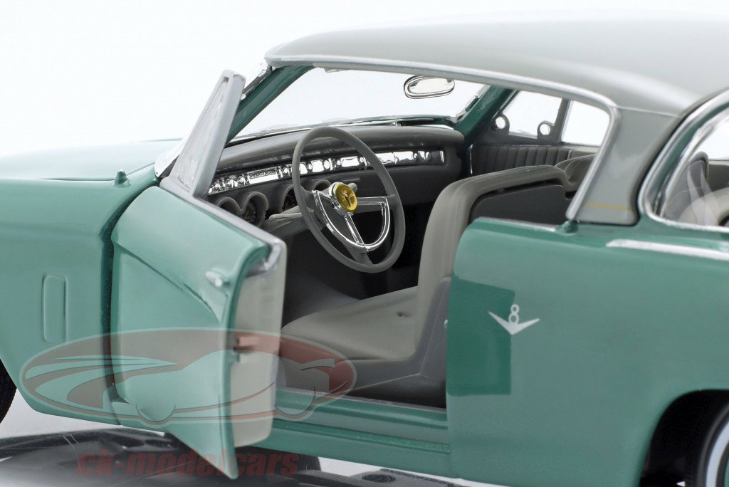 Studebaker Starliner Année de construction 1953 vert menthe / gris clair 1:18 Maisto