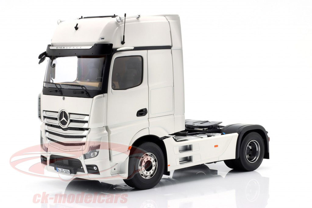 Mercedes-Benz Actros L branco com projeto 1:18 NZG