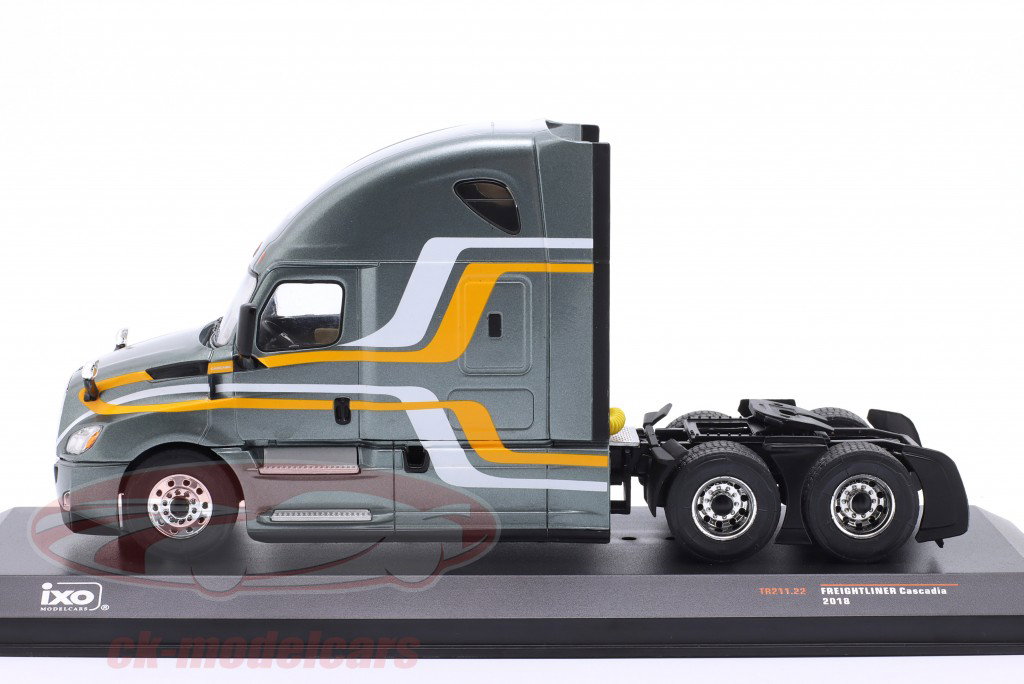 Freightliner Cascade SZM 2018 grå metallisk / indretning 1:43 Ixo