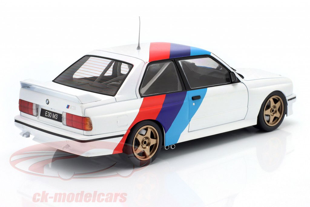 BMW M3 (E30) 建造年份 1989 白色的 / 装饰风格 1:24 WhiteBox