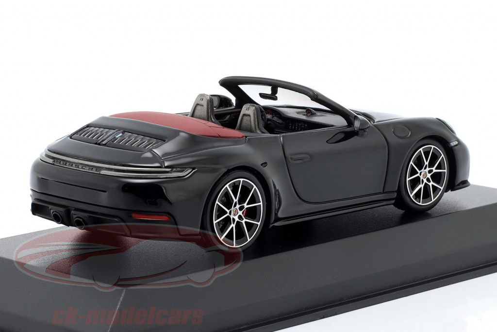 Porsche 911 (992.2) Carrera GTS conversível 2024 preto 1:43 Minichamps