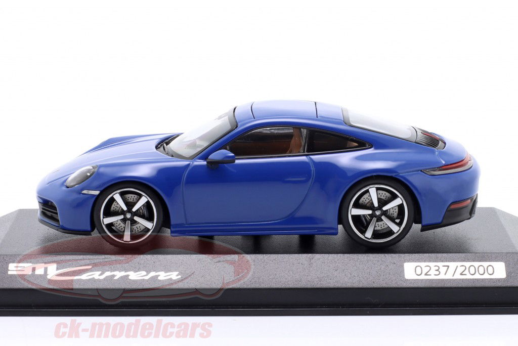 Porsche 911 (992.2) Carrera Coupé 建設年 2024 ルガーノブルー 1:43 Minichamps
