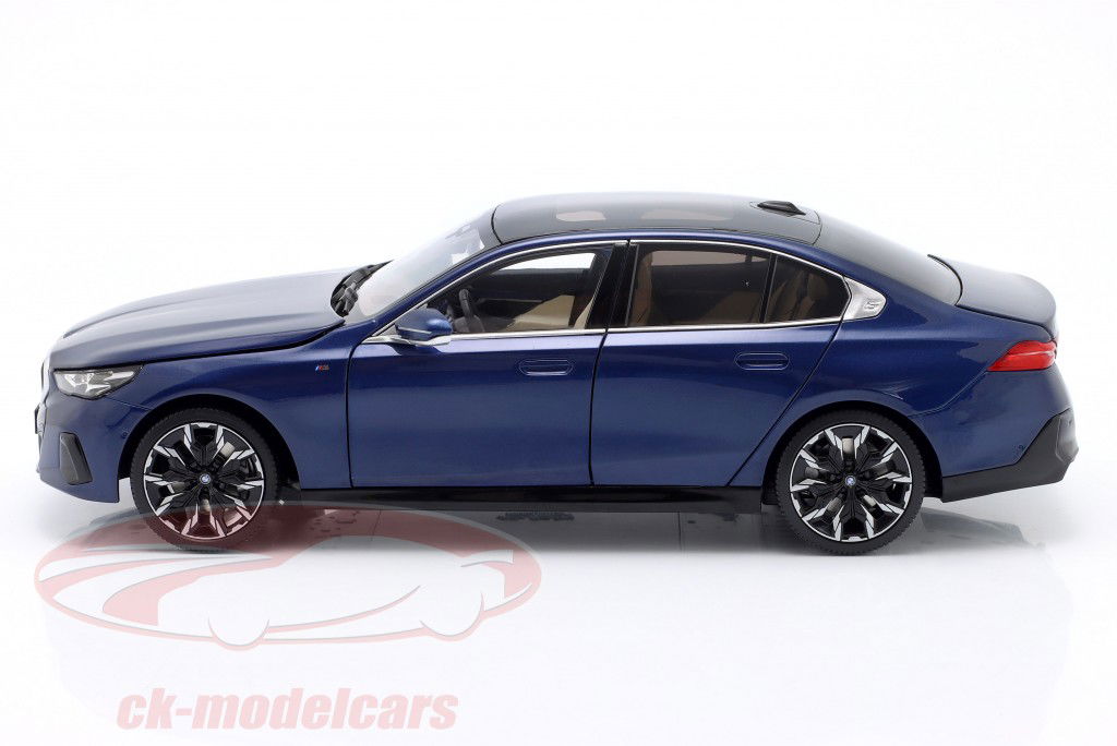 BMW i5 (G60) Baujahr 2023 blau metallic 1:18 Minichamps