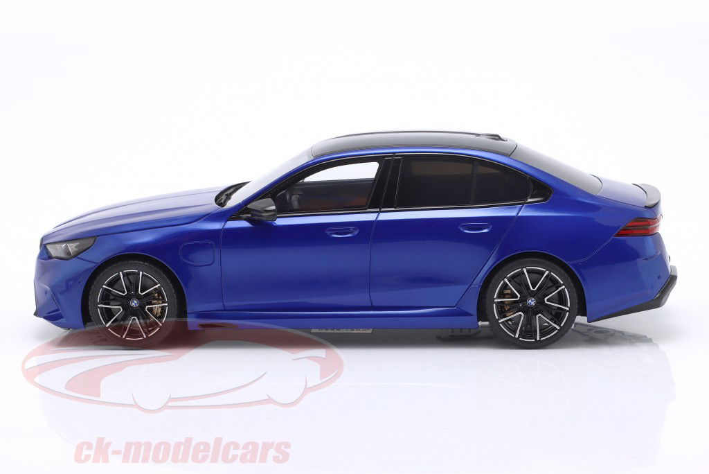 BMW M5 Bouwjaar 2024 Jachthaven baai blauw metalen 1:18 GT-Spirt