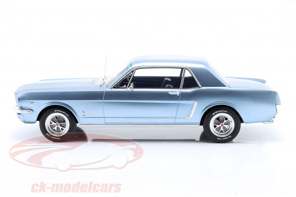 Ford Mustang V8 Hardtop Byggeår 1965 sølvblå 1:12 OttOmobile