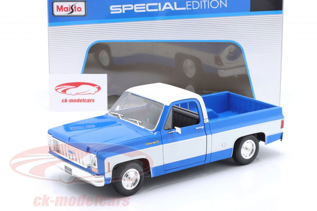 Chevrolet C10 Cheyenne Super Pick-Up Bouwjaar 1974 blauw / wit 1:18 Maisto