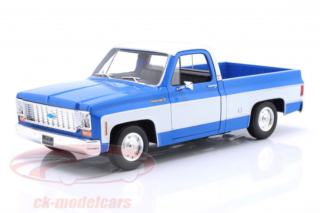 Chevrolet C10 Cheyenne Super Pick-Up Bouwjaar 1974 blauw / wit 1:18 Maisto