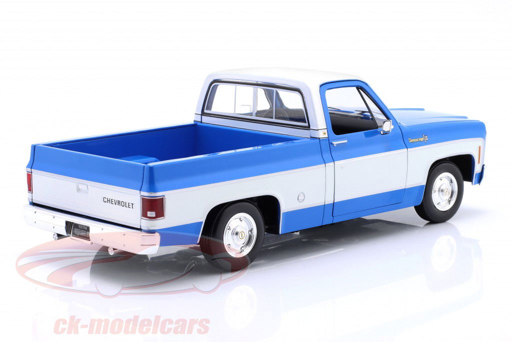 Chevrolet C10 Cheyenne Super Pick-Up Bouwjaar 1974 blauw / wit 1:18 Maisto