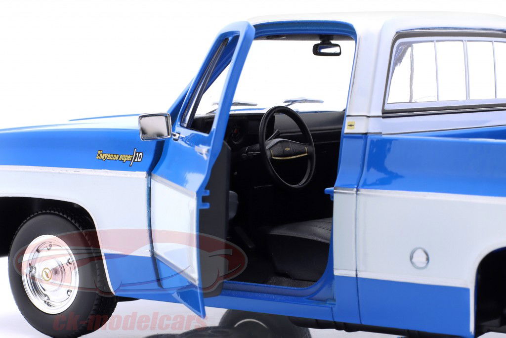 Chevrolet C10 Cheyenne Super Pick-Up Bouwjaar 1974 blauw / wit 1:18 Maisto