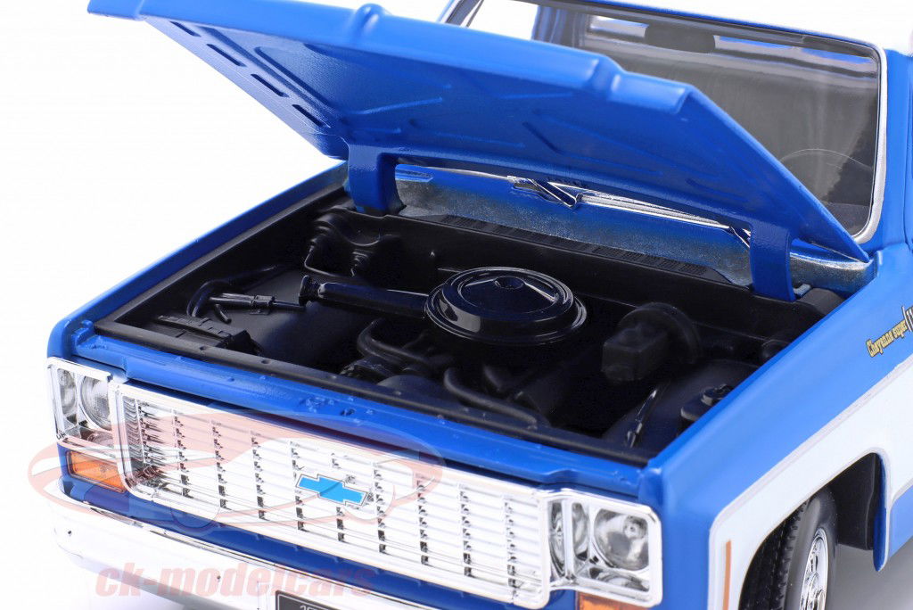 Chevrolet C10 Cheyenne Super Pick-Up Bouwjaar 1974 blauw / wit 1:18 Maisto