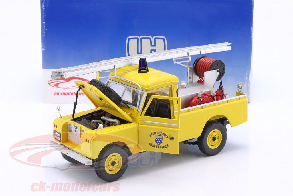 Land Rover Serie II Pick-Up "West Sussex Fire Brgade" Bouwjaar 1961 geel 1:18 Universal Hobbies
