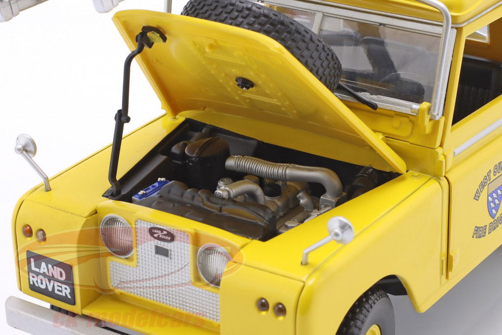 Land Rover Serie II Pick-Up "West Sussex Fire Brgade" Bouwjaar 1961 geel 1:18 Universal Hobbies