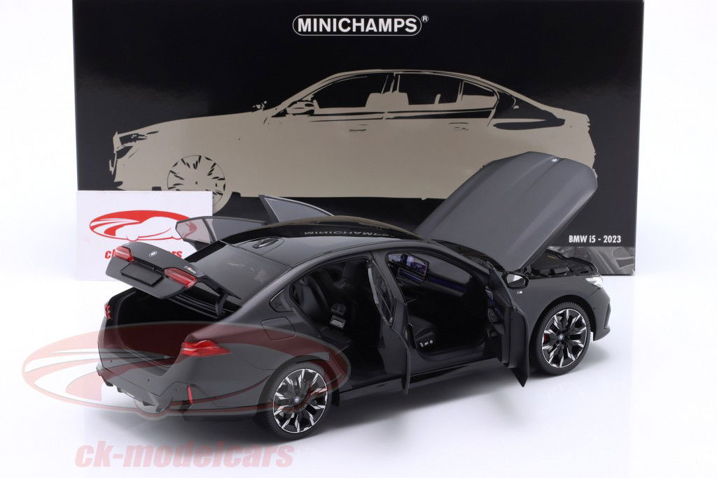 BMW i5 (G60) Bouwjaar 2023 saai grijs 1:18 Minichamps