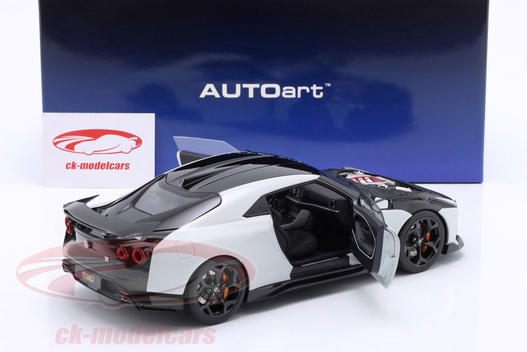 Nissan GT-R50 by Italdesign 2020 blanc métallique / noir 1:18 AUTOart