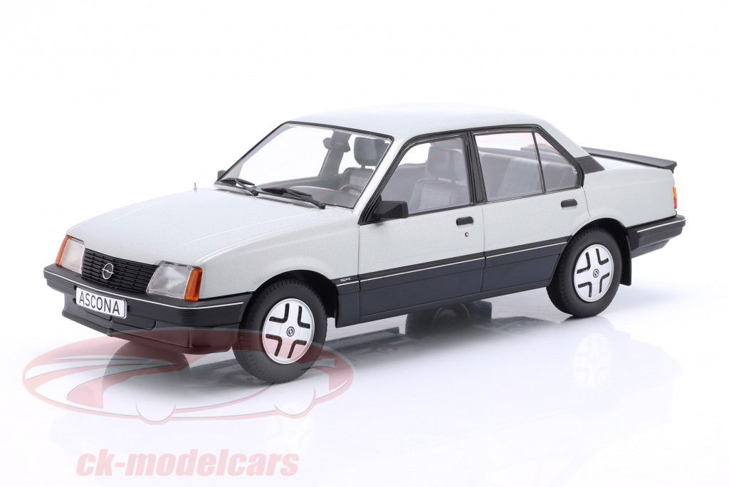 Opel Ascona C Baujahr 1981 silber 1:18 ModelCar Group