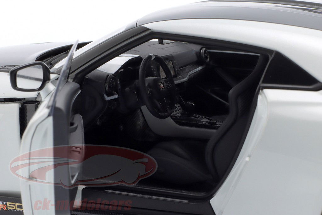 Nissan GT-R50 by Italdesign 2020 bianco metallico / nero 1:18 AUTOart