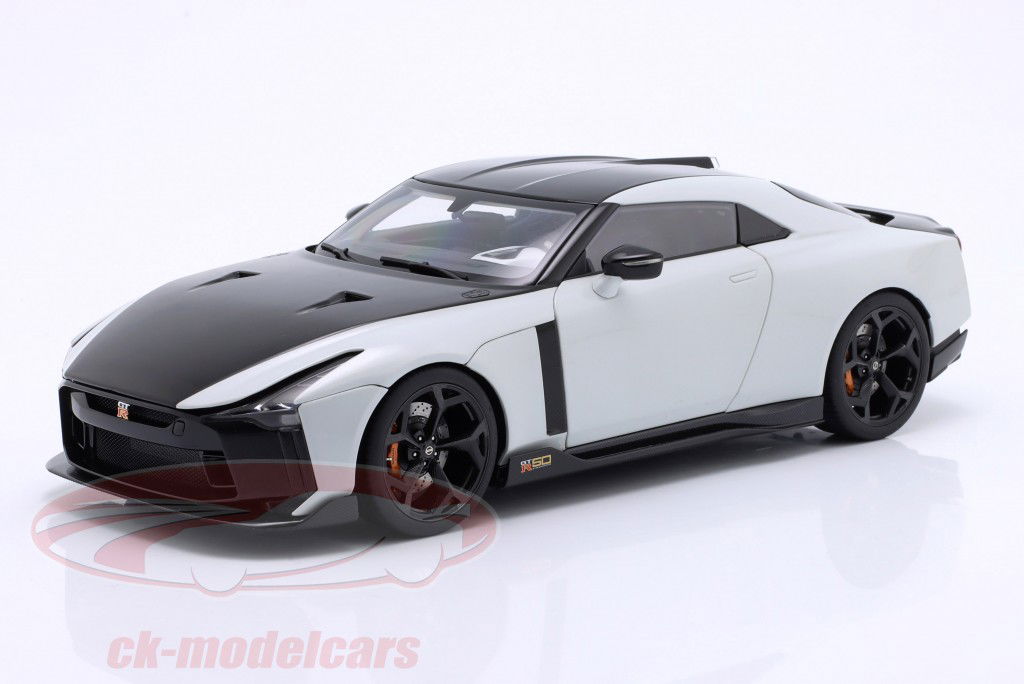 Nissan GT-R50 by Italdesign 2020 bianco metallico / nero 1:18 AUTOart