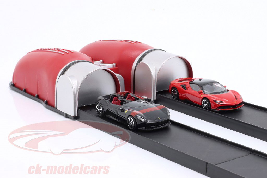 Ferrari Racing Launcher と 二 模型車 そして アクセサリー 1:43 Bburago
