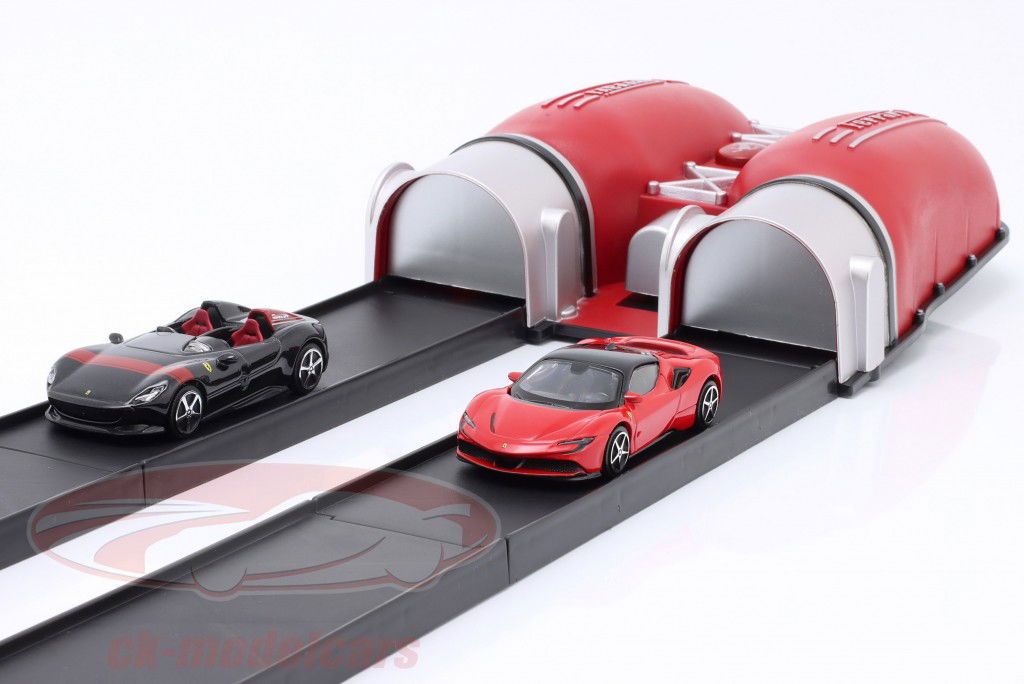 Ferrari Racing Launcher と 二 模型車 そして アクセサリー 1:43 Bburago