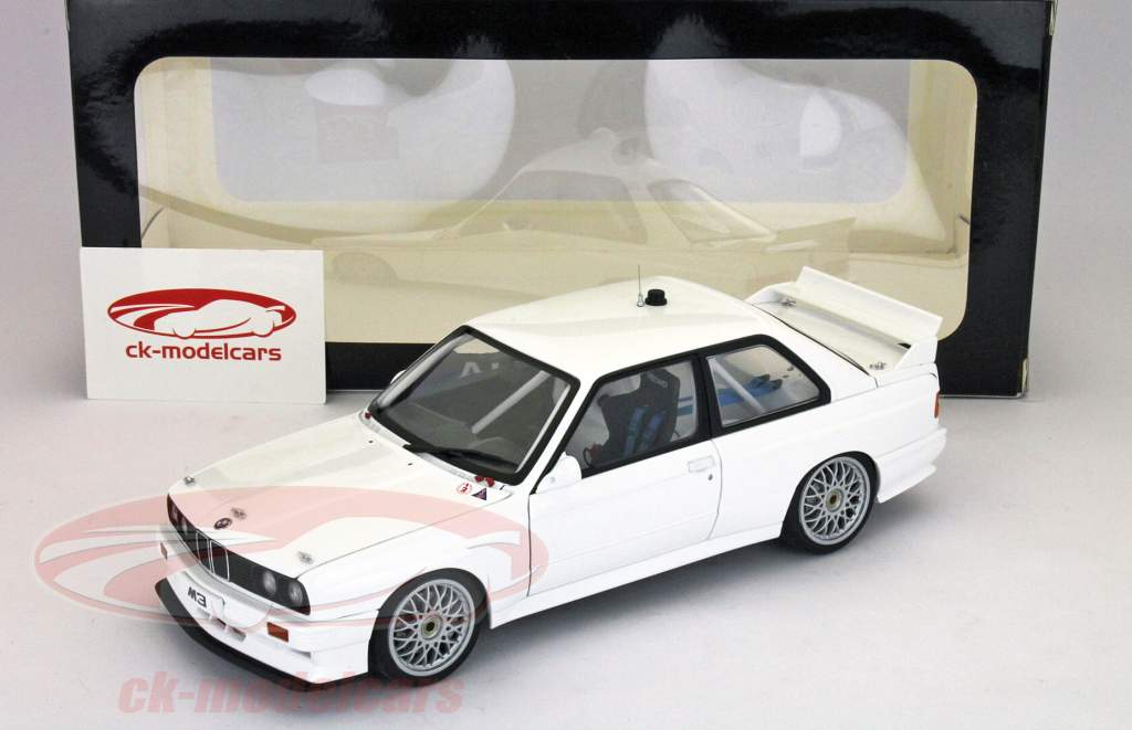 AUTOart 1:18 BMW M3 E30 DTMプレーンボディバージョンホワイト