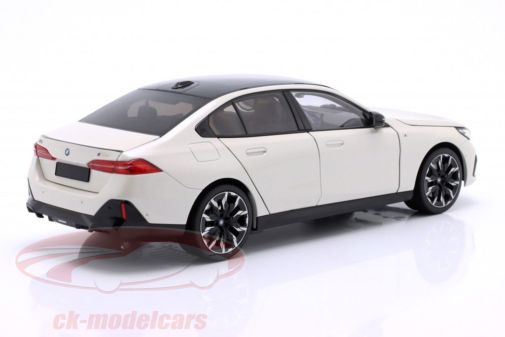 BMW i5 (G60) Anno di costruzione 2023 bianco metallico 1:18 Minichamps