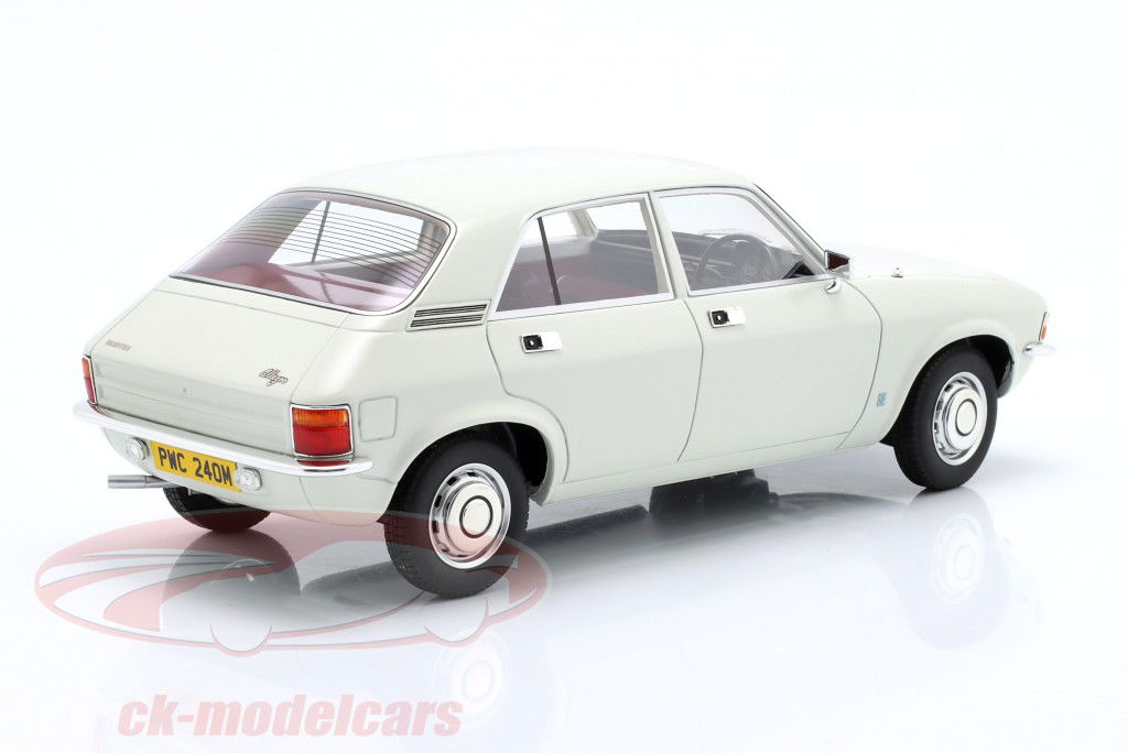 Austin Allegro 建造年份 1973 冰川白 1:18 Cult Scale