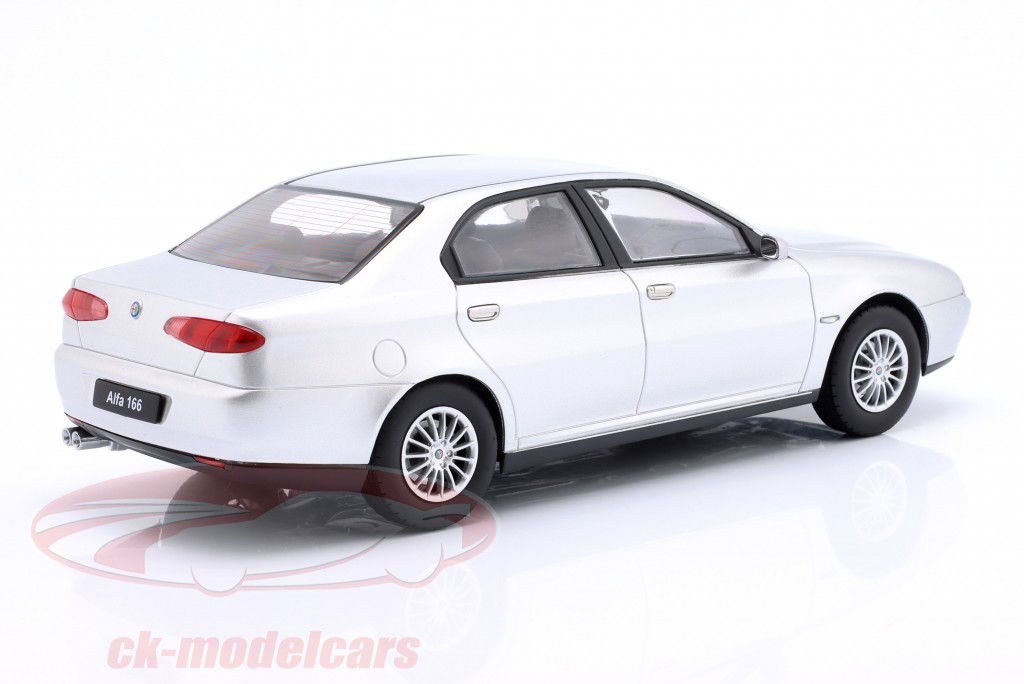 Alfa Romeo 166 Год постройки 1999 серебро металлический 1:18 Triple9