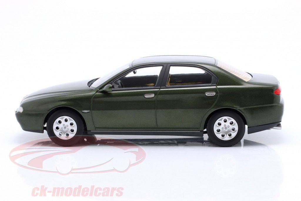 Alfa Romeo 166 Ano de construção 1999 verde metálico 1:18 Triple9