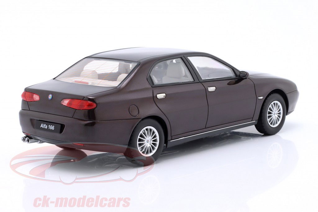Alfa Romeo 166 Anno di costruzione 1999 nero metallico 1:18 Triple9