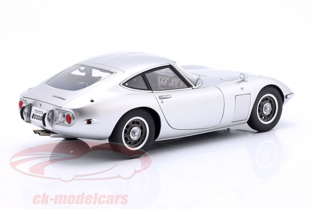 Toyota 2000GT Baujahr 1967 silber 1:18 AUTOart