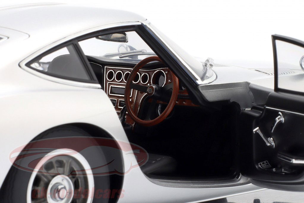 Toyota 2000GT Baujahr 1967 silber 1:18 AUTOart