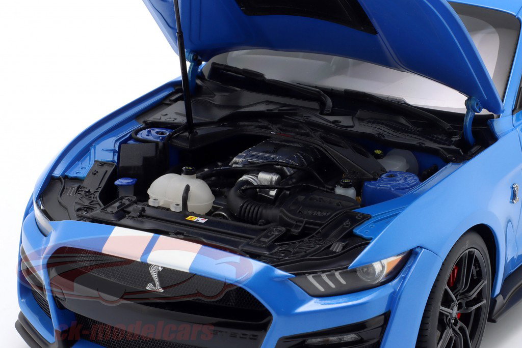 AUTOart 1:18 Ford Mustang Shelby GT500 grijper blauw / wit strepen